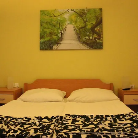 Poni - Sobe Marinsek