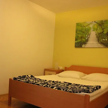 Poni - Sobe Marinsek Couette-café Naklo